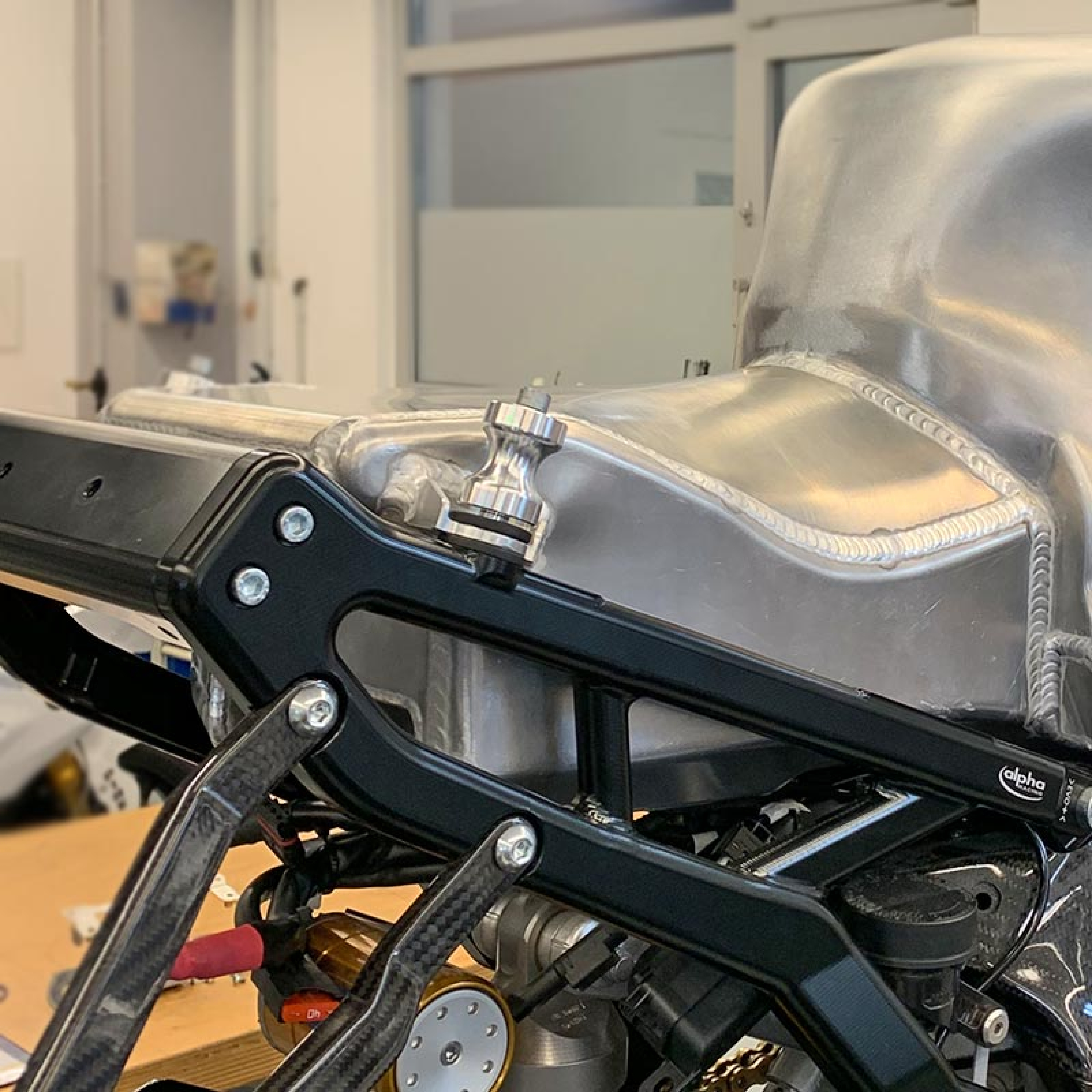 Alpha Racing Tankhalterung hinten, für Racing Kraftstofftank